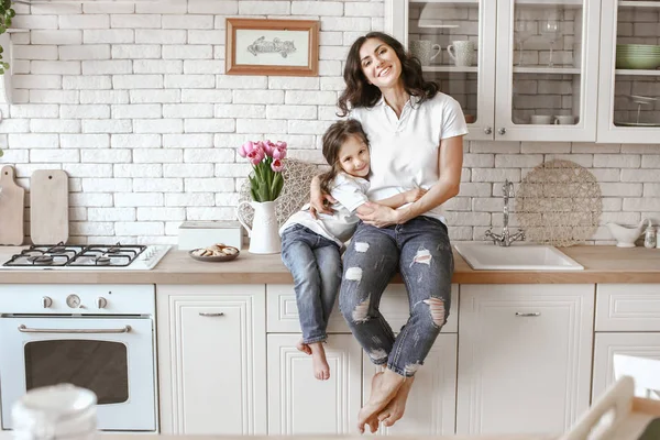 Щаслива мати з дочкою на кухні вдома — стокове фото