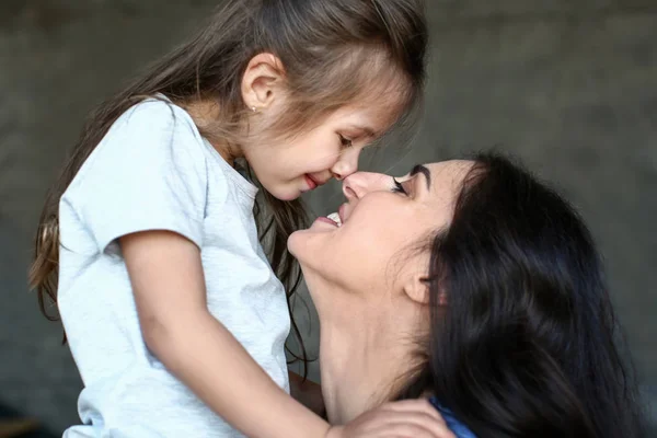 Retrato de madre e hija felices en casa — Foto de Stock