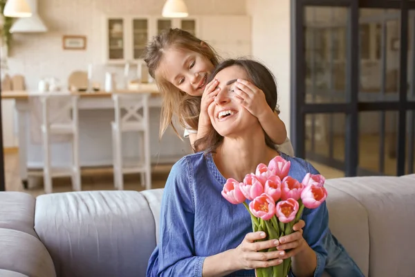 Sevimli küçük kızı evde annesini selamlıyor