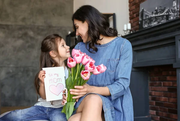 Carino piccola figlia saluto sua madre a casa — Foto Stock