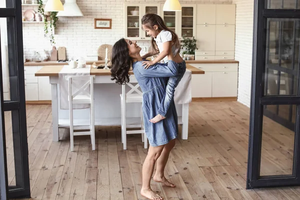 Feliz madre e hija divirtiéndose en casa — Foto de Stock