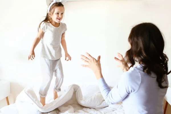 Feliz madre e hija divirtiéndose en casa — Foto de Stock