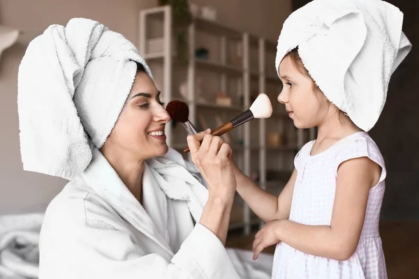 Mutter mit süßer Tochter beim Schminken zu Hause — Stockfoto