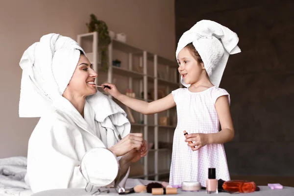 Mãe com filha bonita fazendo maquiagem em casa — Fotografia de Stock
