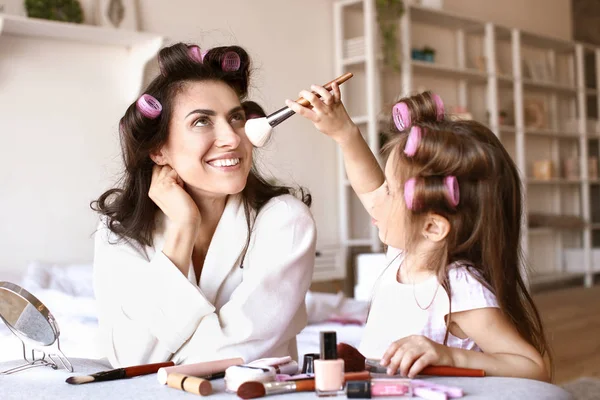 Mutter mit süßer Tochter beim Schminken zu Hause — Stockfoto