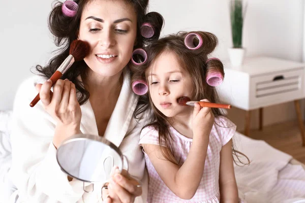 Matka z cute córka robi makijaż w domu — Zdjęcie stockowe