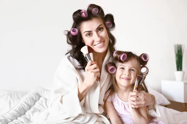 Madre con linda hija haciendo maquillaje en casa —  Fotos de Stock