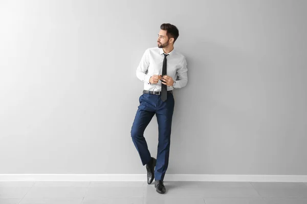 Joven de moda cerca de la pared gris —  Fotos de Stock