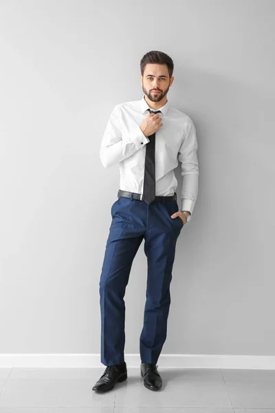Fashionabel ung man nära grå vägg — Stockfoto