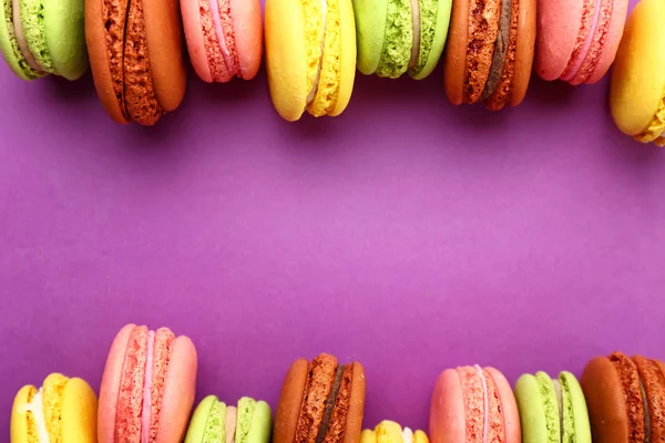 Macarons savoureux sur fond de couleur — Photo