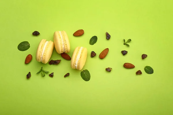 Heerlijke macarons op kleur achtergrond — Stockfoto