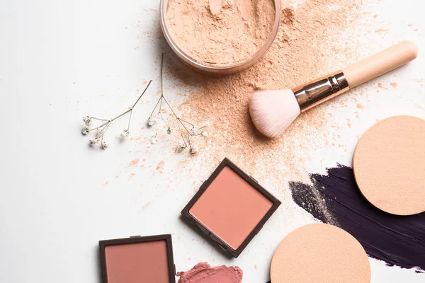 Különböző kozmetikai termékek könnyű háttérrel — Stock Fotó