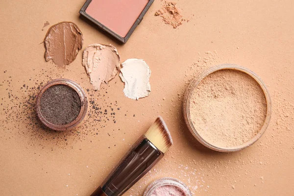 Diferentes productos cosméticos sobre fondo de color —  Fotos de Stock