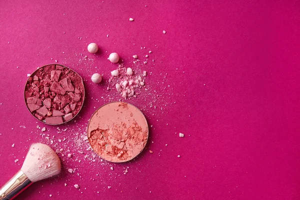 Olika Blusher med pensel på färg bakgrund — Stockfoto