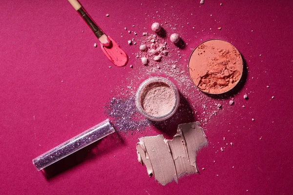 Olika kosmetiska produkter på färg bakgrund — Stockfoto