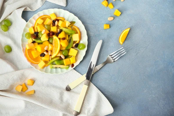 Gri arka planda lezzetli mango salatası ile tabak