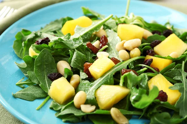 Tabakta lezzetli mango salatası, closeup