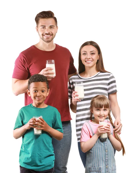 Familia joven con vasos de sabrosa leche sobre fondo blanco —  Fotos de Stock