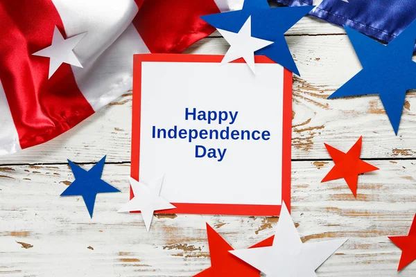 Kort med text Lycklig självständighetsdagen, USA flagga och stjärnor på trä bakgrund — Stockfoto