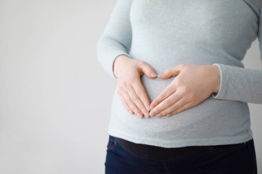 Aydınlık arka planda güzel hamile kadın