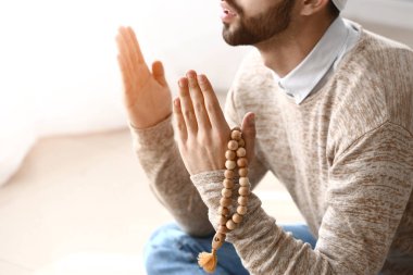 Genç Müslüman adam kapalı dua