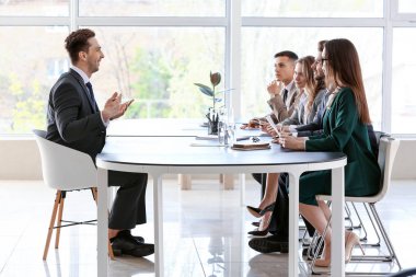 İnsan kaynakları Office görüşme adam komisyon