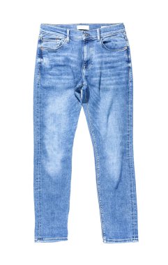 Beyaz arka planda şık kot pantolon