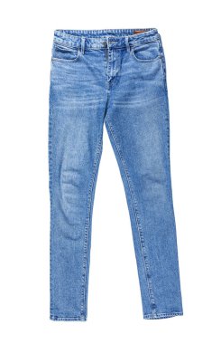 Beyaz arka planda şık kot pantolon