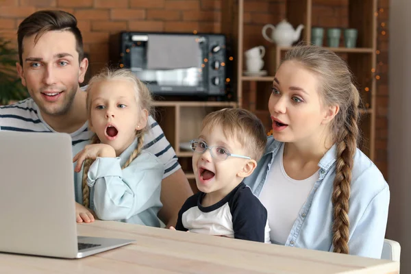Эмоциональная семья смотрит мультики дома — стоковое фото