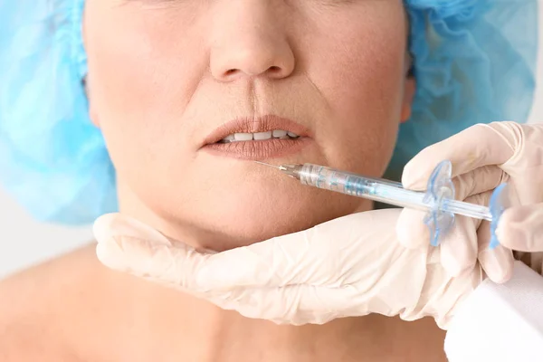 Mogen kvinna som får injektion i ansiktet, närbild — Stockfoto