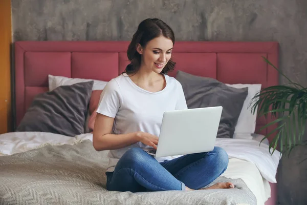 Krásná mladá žena s laptopem odpočívá doma — Stock fotografie