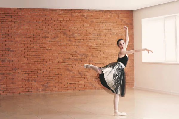 Hermosa bailarina joven en el estudio de baile —  Fotos de Stock