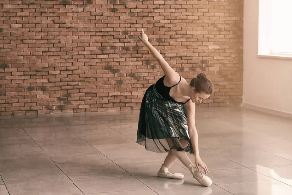 美丽的年轻芭蕾舞演员在舞蹈工作室 — 图库照片