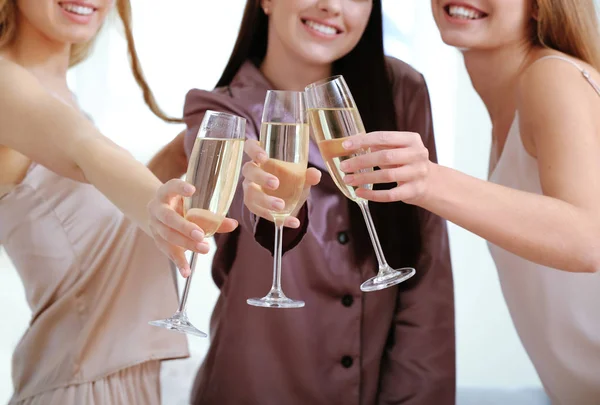 Vackra unga kvinnor dricker champagne på möhippa — Stockfoto