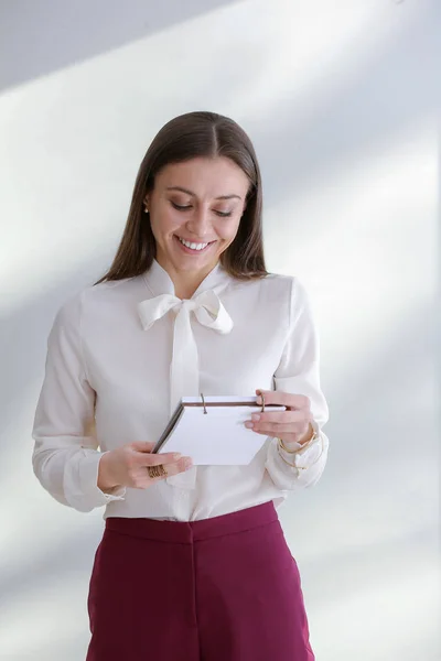 Elegante donna d'affari con notebook su sfondo chiaro — Foto Stock
