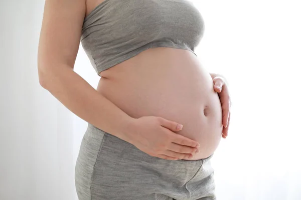 Vakker, gravid kvinne hjemme – stockfoto