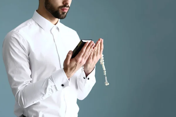 Jonge moslim man bidden tegen kleur achtergrond — Stockfoto