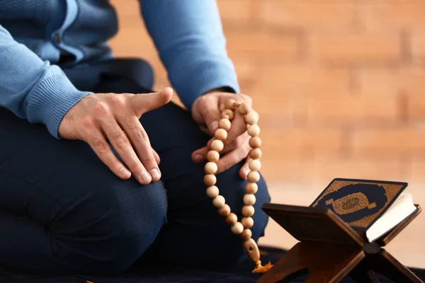 Junger muslimischer Mann betet drinnen — Stockfoto