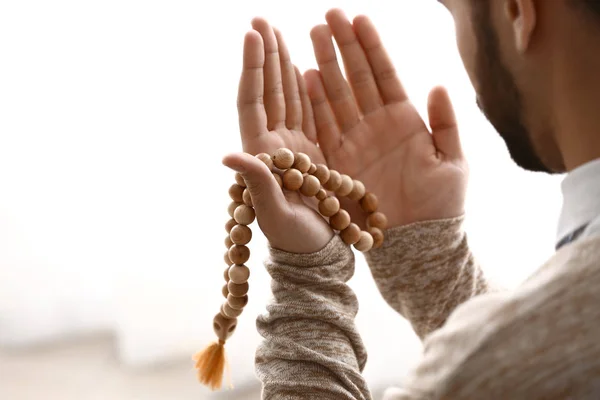 Giovane uomo musulmano che prega in casa — Foto Stock