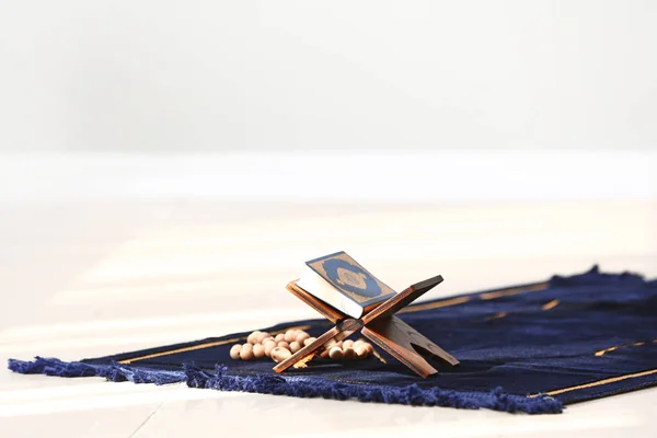 Corano e tasbih sul tappeto di preghiera musulmano — Foto Stock