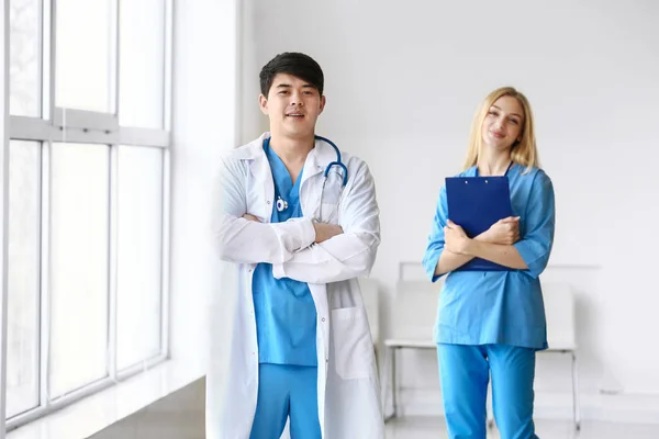 Чоловік-лікар і жінка-медик в клініці — стокове фото