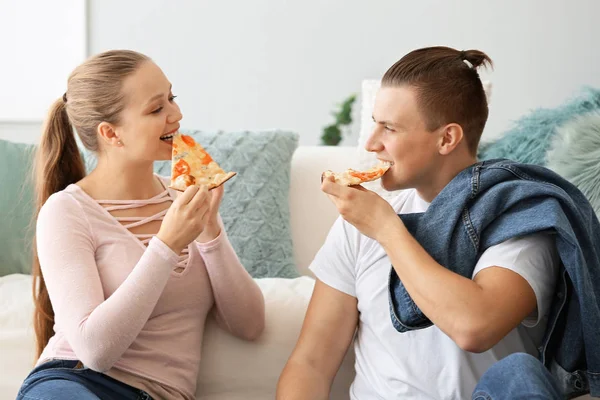 집에서 맛있는 피자를 먹는 젊은 부부 — 스톡 사진