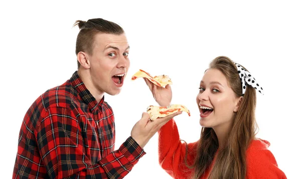 Giovane coppia mangiare gustosa pizza su sfondo bianco — Foto Stock