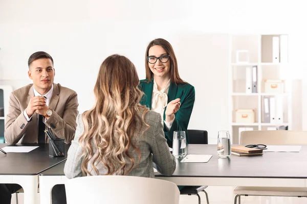 Commission des ressources humaines interviewant une femme en fonction — Photo