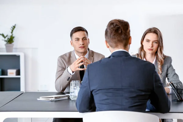 Personalkommission befragt Mann im Amt — Stockfoto