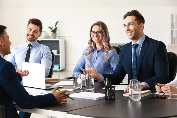 Commission des ressources humaines interviewer un homme en fonction — Photo