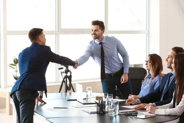 Gerente de recursos humanos estrechando la mano con el solicitante después de una entrevista exitosa — Foto de Stock