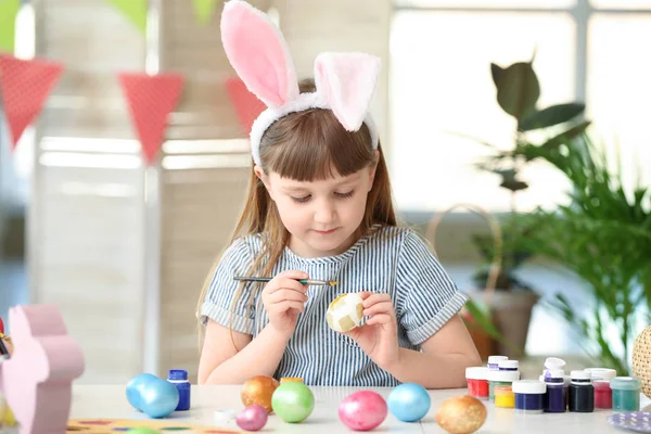 Sevimli küçük kız evde yumurta boyama — Stok fotoğraf