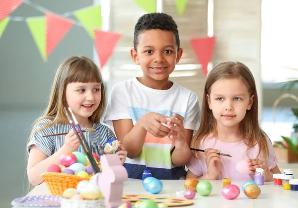 Crianças pintando ovos de Páscoa em casa — Fotografia de Stock