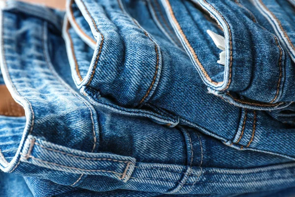 Stack av snygga jeans byxor, närbild — Stockfoto